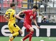 足球赛场上球队实力对决呈现白热化