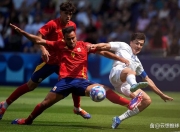 阿贾克斯尝试突破对手围堵，欧冠淘汰赛焦点之战的简单介绍